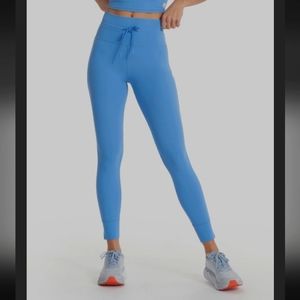 Vuori Women's Daily Legging size Medium in Baltic Blue